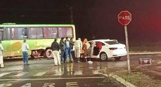 Acidente entre carro e ônibus deixa motorista ferido em Nova Andradina