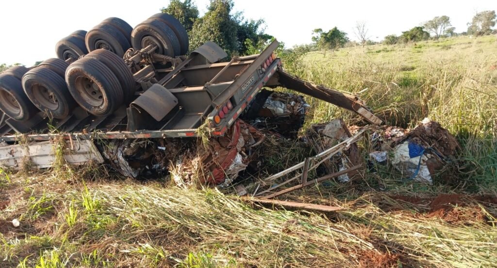 Acidente com caminhão de ferro-velho interdita trecho da MS-276 entre Batayporã e Anaurilândia