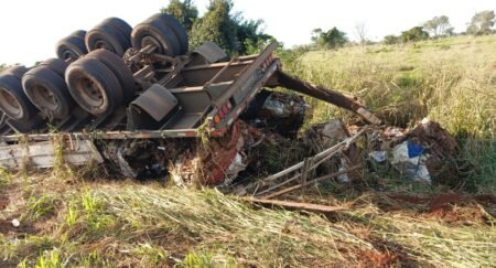 Acidente com caminhão de ferro-velho interdita trecho da MS-276 entre Batayporã e Anaurilândia