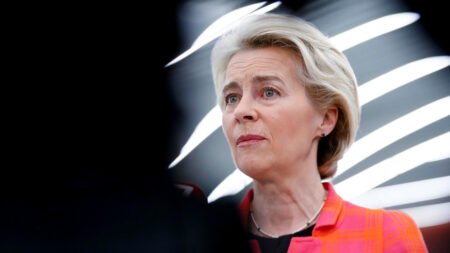 Comissão Europeia propõe restrições a russos que serviram nas Forças Armadas durante invasão