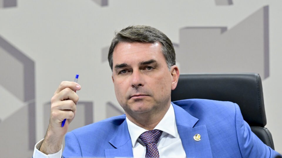 Flávio Bolsonaro solicita a Trump que não imponha tarifas sobre produtos brasileiros
