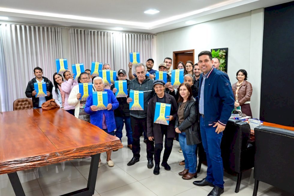 Ivinhema avança na regularização de imóveis com entrega de 30 escrituras