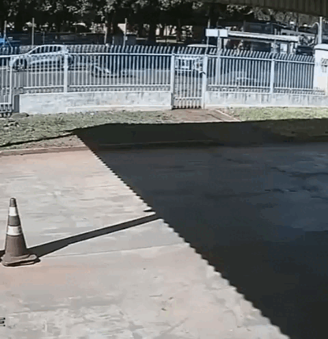 Acidente em Campo Grande: Carro colide com motociclista e invade prédio da Sejusp