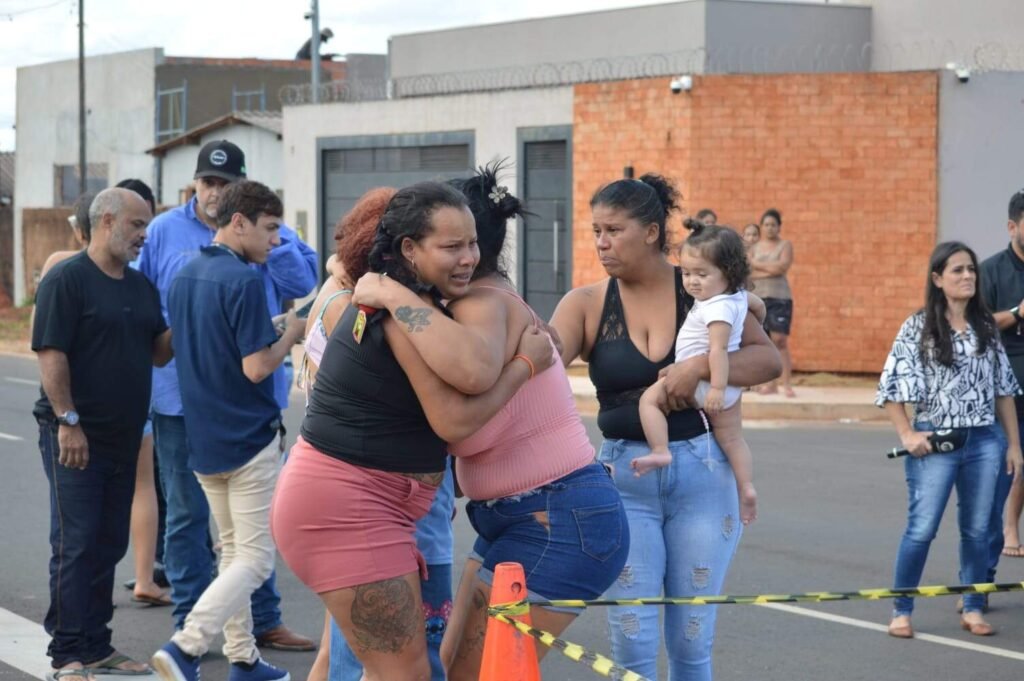 Adolescente de 14 anos morre atropelado ao tentar atravessar avenida em Nova Lima