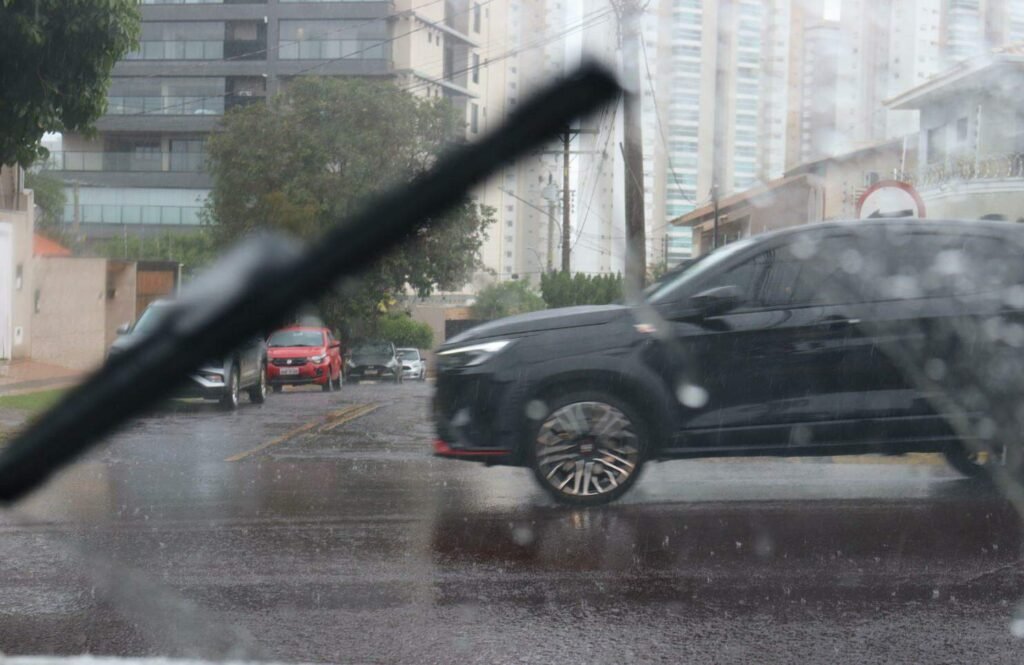 Tempestade atinge Campo Grande após aviso de chuvas intensas