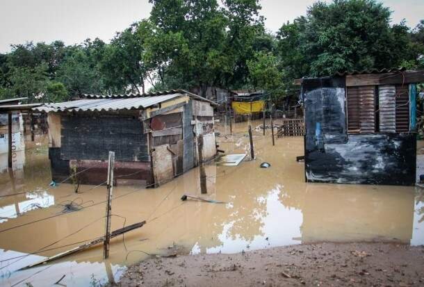 Condições adversas afetam rotina escolar em comunidade alagada de Campo Grande