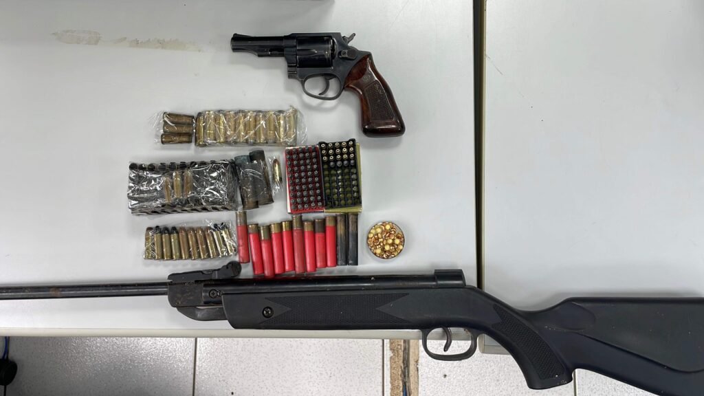 Homem é detido em Campo Grande com arsenal e munições após denúncia de violência doméstica