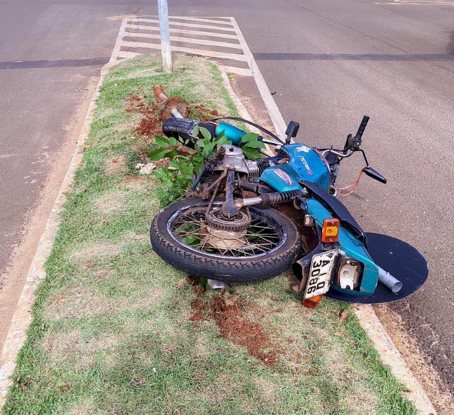 Acidente de moto em Ivinhema deixa jovem ferido
