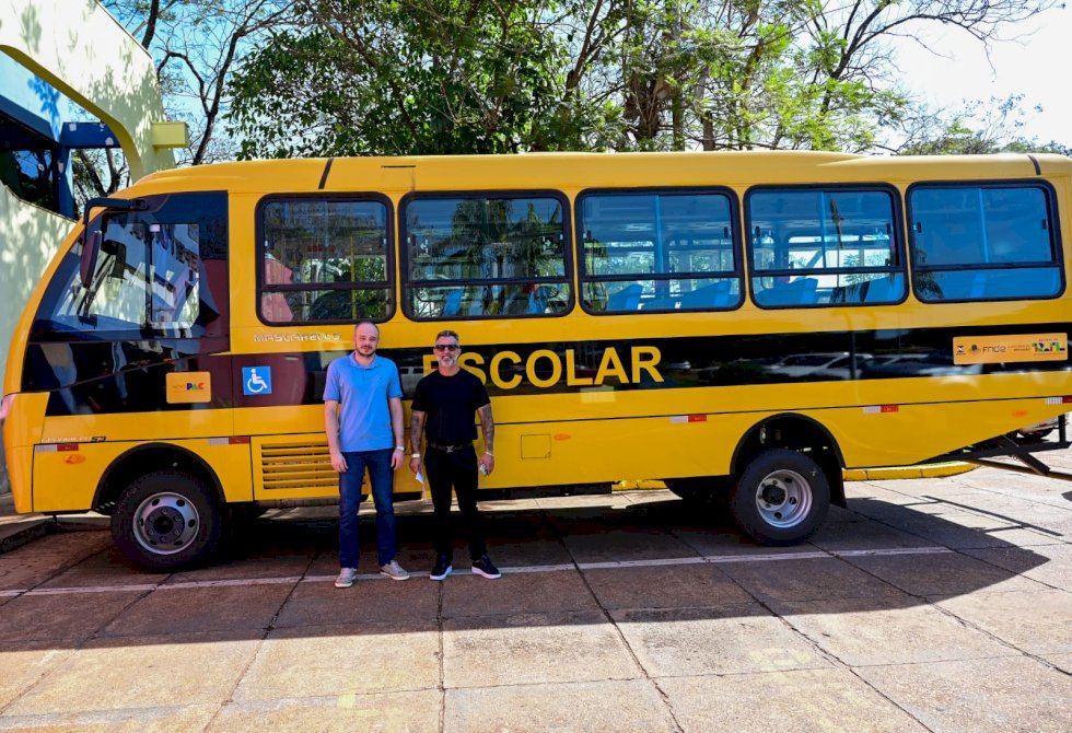 Novo ônibus escolar é entregue à educação de Ivinhema