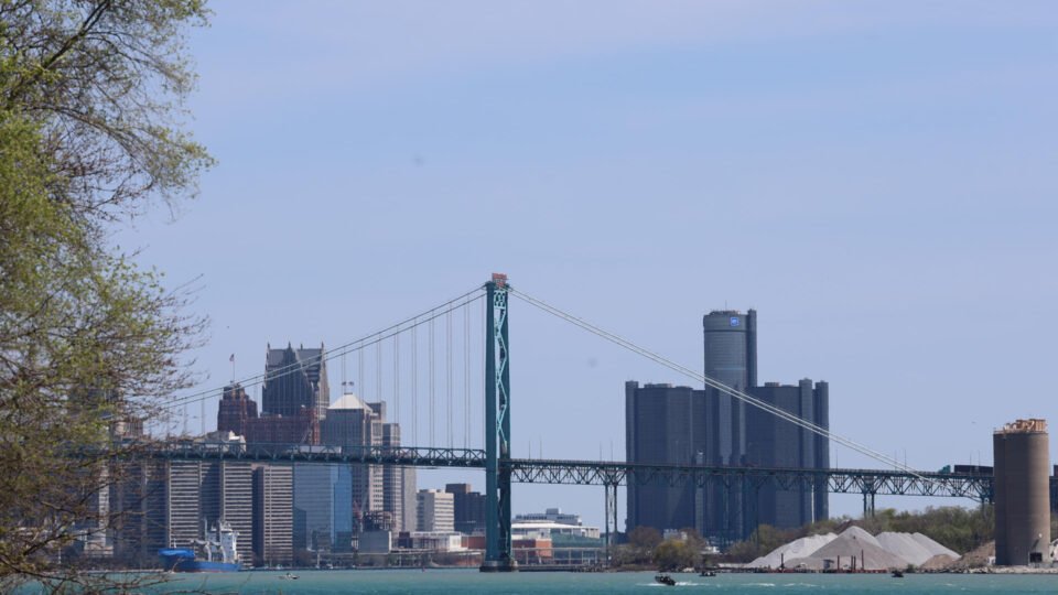 Padre intervém em perseguição policial e socorre vítima de acidente em Detroit