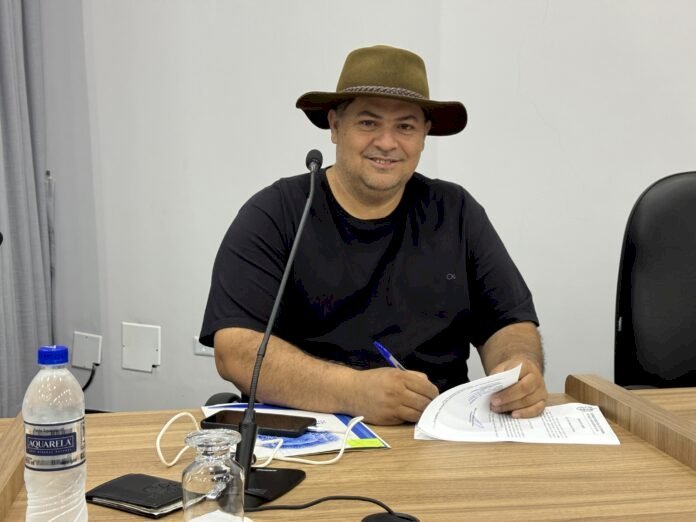 Vereador Marcio Alves pleiteia construção de campo de futebol em Ivinhema