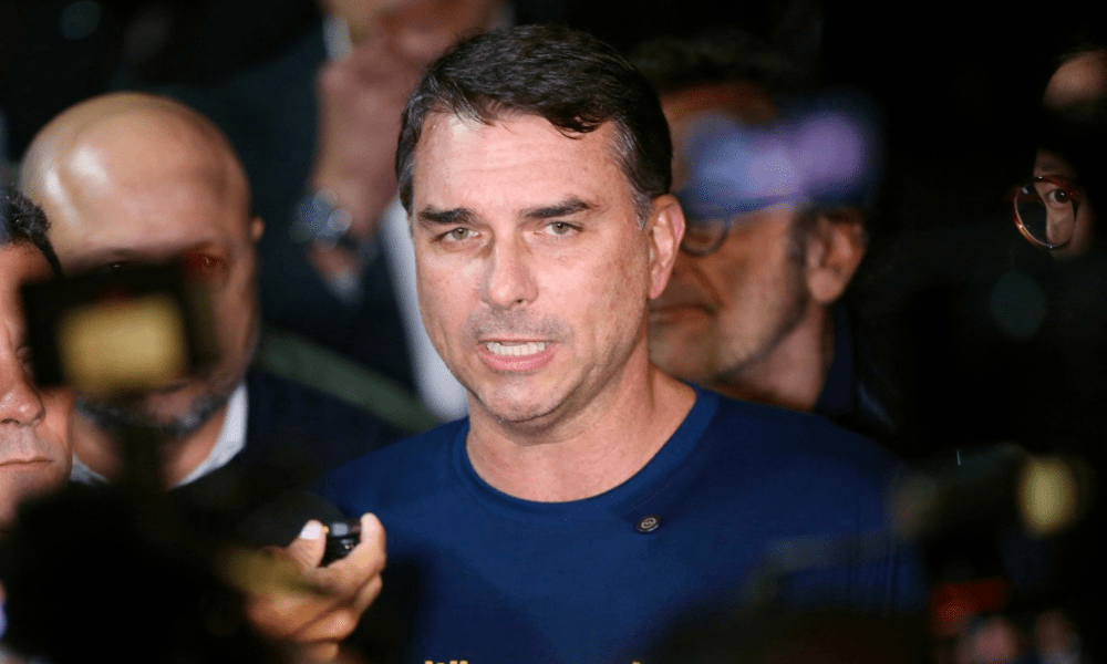 Flávio Bolsonaro promete suspender reforma tributária por um ano SE for eleito