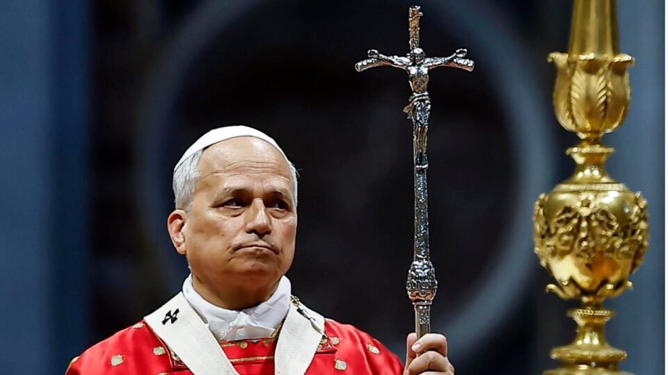 Papa Leão XIV pede suspensão de consagrações episcopais para evitar cisma