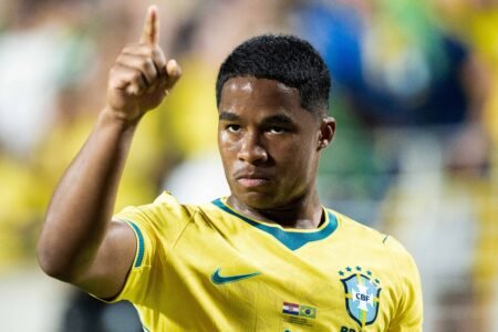 Endrick expressa descontentamento ao lado de Neymar durante a Copa