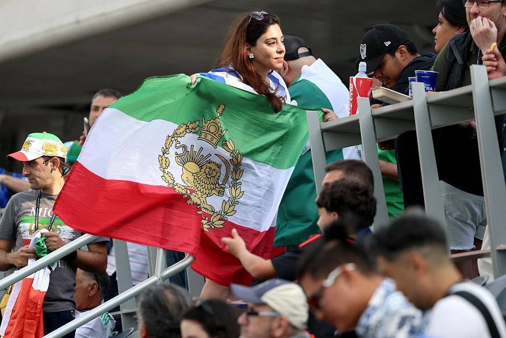 Bandeira pré-revolucionária do Irã é exibida livremente em jogo nos EUA