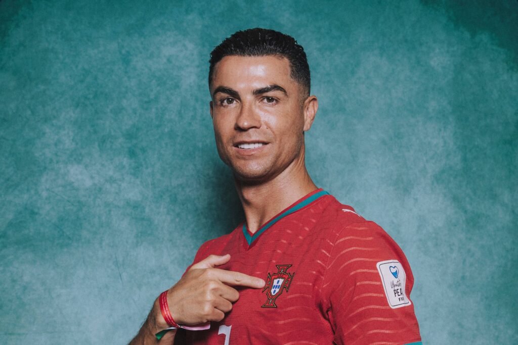 Cristiano Ronaldo SE irrita ao ser comparado a Messi em coletiva após vitória