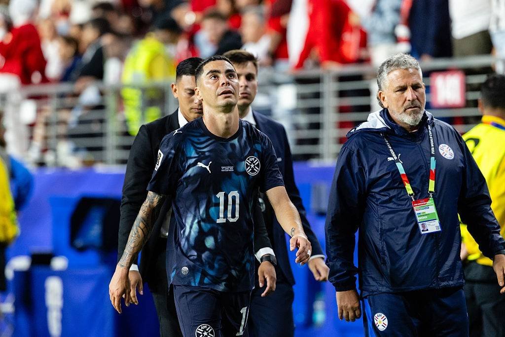 Expulsão de Miguel Almirón marca nova aplicação da ‘Lei Vini Jr.’ na Copa do Mundo