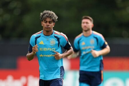 Lamine Yamal é titular na seleção espanhola contra a Arábia Saudita