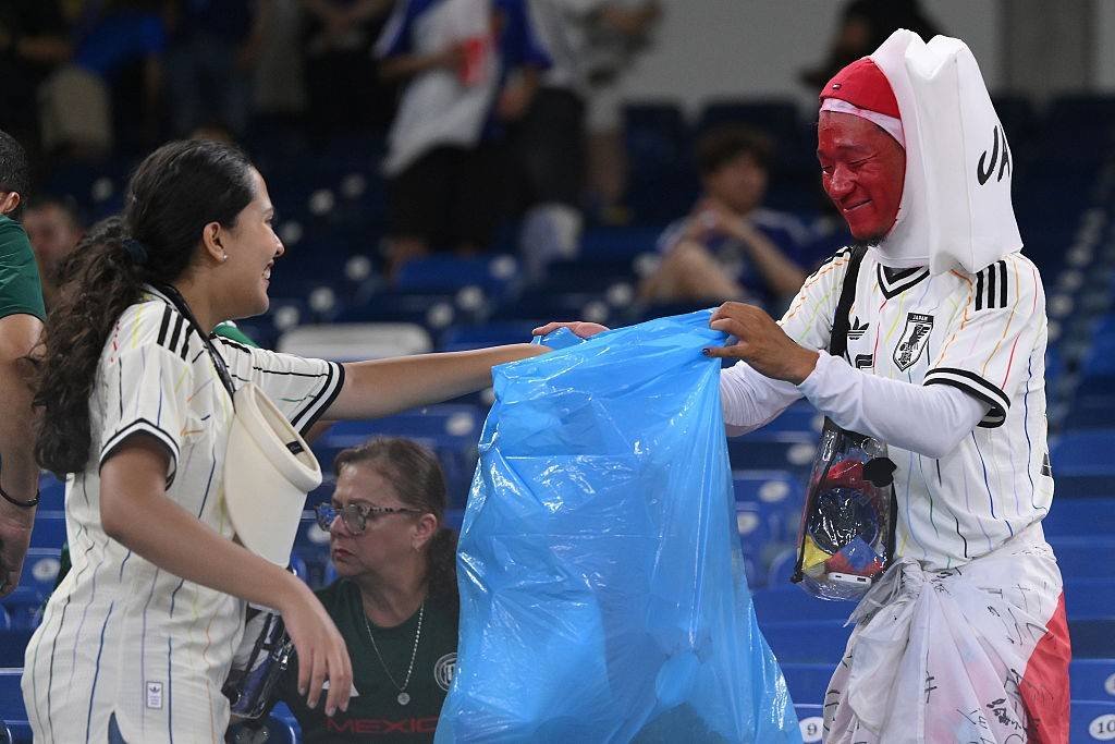 Torcida japonesa realiza limpeza de estádio após vitória na Copa do Mundo