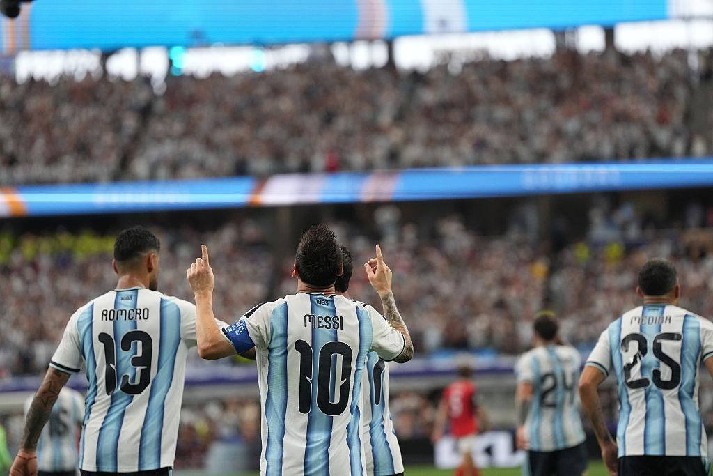 Lionel Messi brilha novamente e Argentina avança na Copa do Mundo