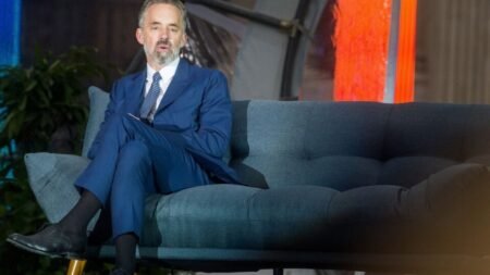 Jordan Peterson enfrenta recuperação difícil após complicações neurológicas