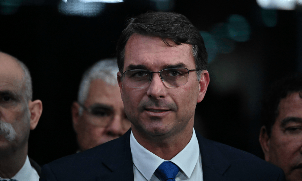 Flávio Bolsonaro muda discurso e defende manutenção do Bolsa Família para beneficiários