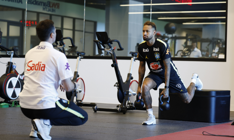 Futuro de Neymar nos treinos depende de exame na próxima semana