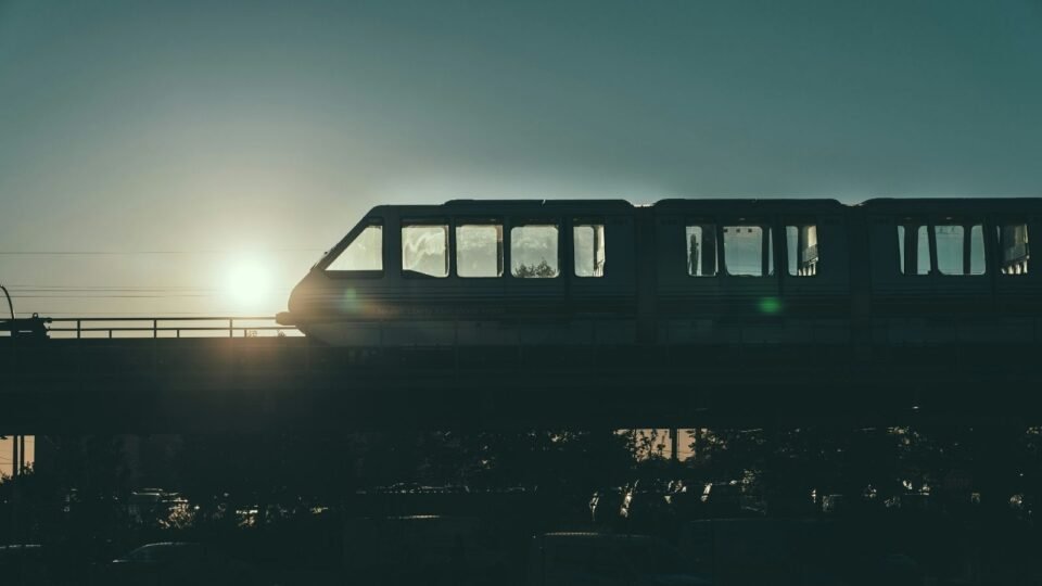 Inovação na Suíça transforma trilhos de trem em usina solar