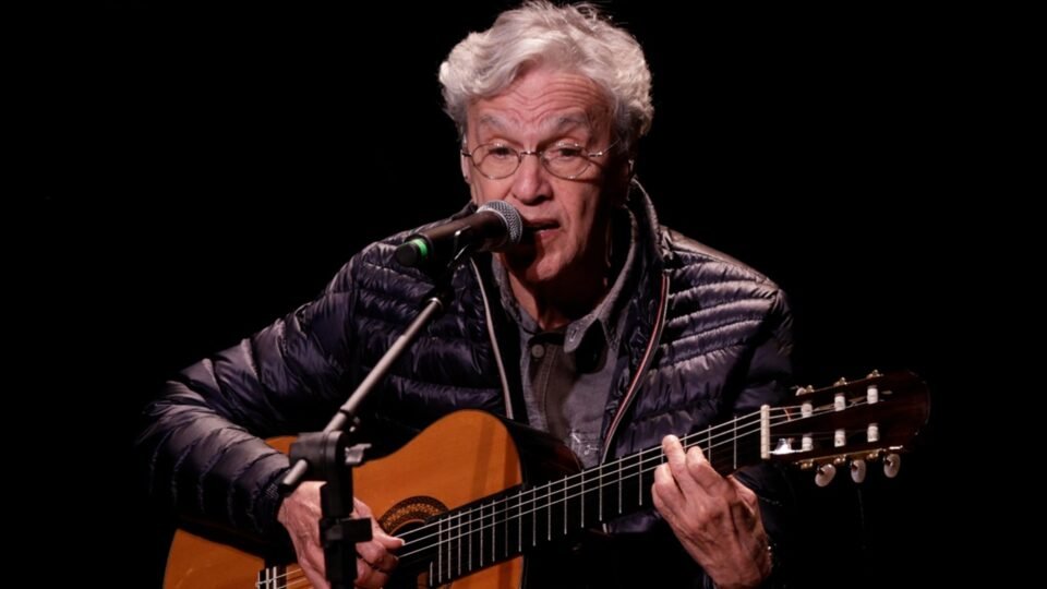 Caetano Veloso afirma que Brasil não tem como ser salvo em entrevista a jornal espanhol