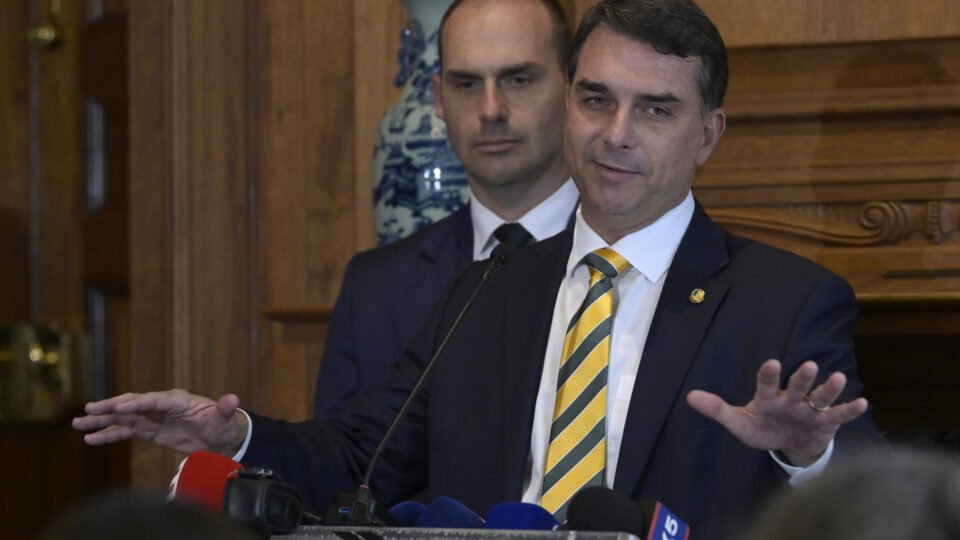 Flávio Bolsonaro solicita ao governo dos EUA a suspensão de tarifas sobre produtos brasileiros