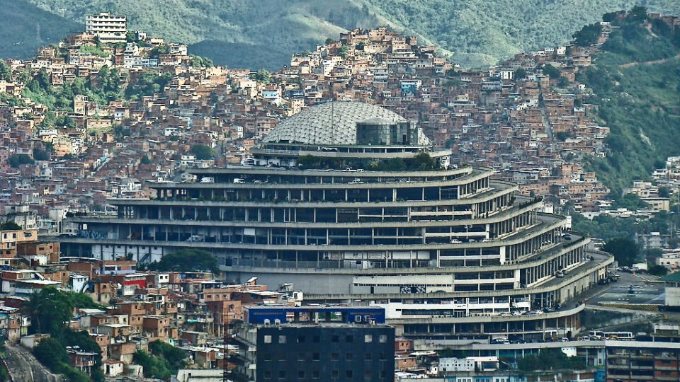 Corte Interamericana determina fechamento de El Helicoide, centro de tortura na Venezuela