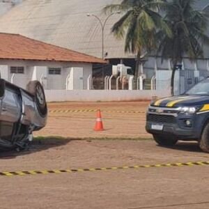 Fuga termina em capotamento e apreensão de contrabando em Bataguassu