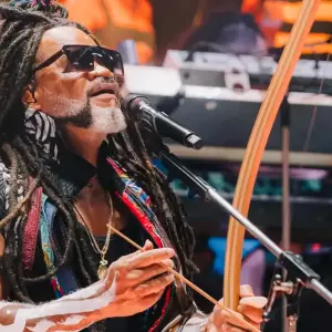 Carlinhos Brown e Orquestra Ouro Preto lançam álbum inédito em colaboração