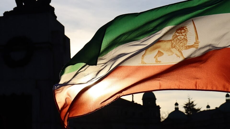 Decisão judicial permite à Fifa proibir bandeira da oposição iraniana na Copa do Mundo