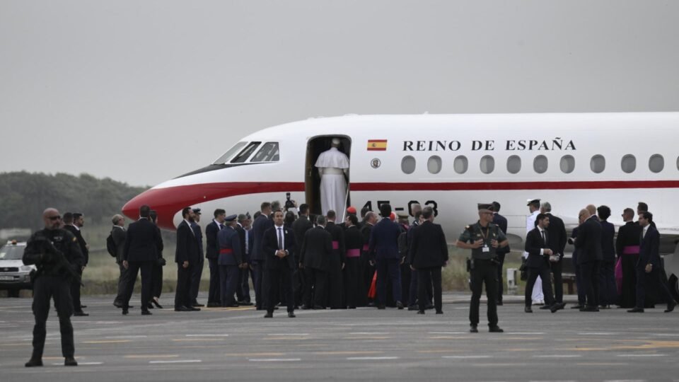 Papa Leão XIV retorna a Roma em avião emprestado após falha técnica
