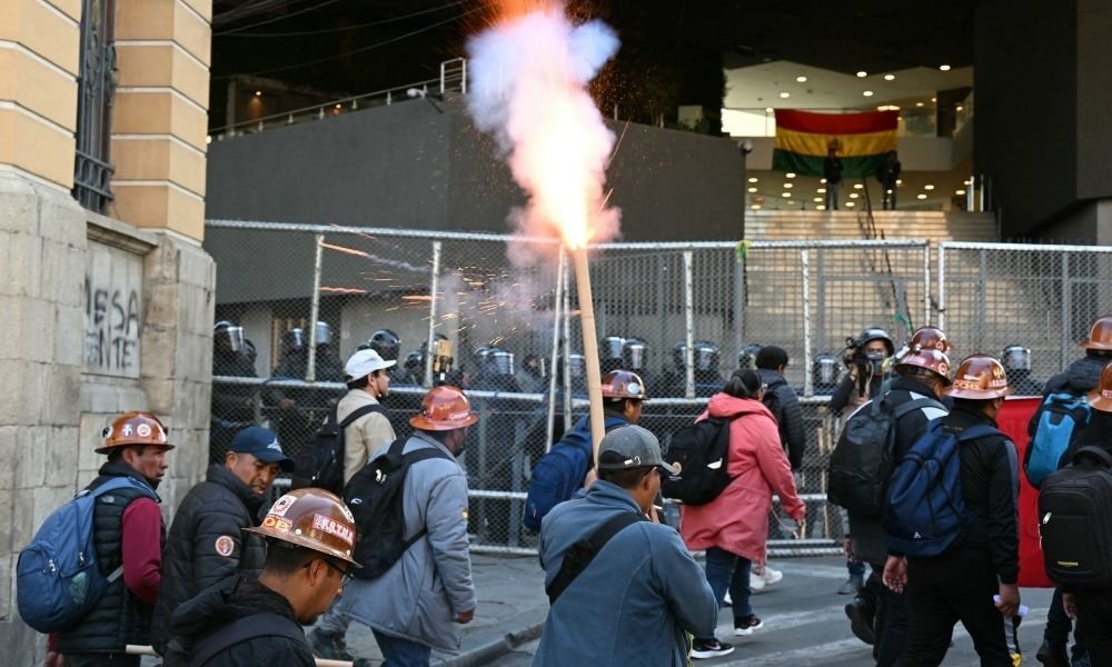 Bolívia declara estado de exceção em meio a protestos e celebrações