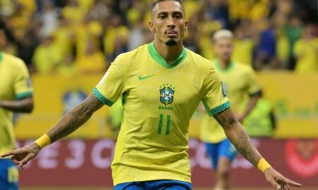 Raphinha sofre lesão na coxa direita e inicia tratamento com a Seleção Brasileira