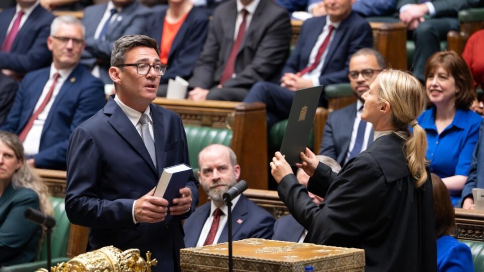 Andy Burnham SE destaca como candidato à liderança do Partido Trabalhista no Reino Unido