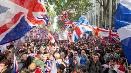 Manifestações em massa no Reino Unido após ataque a faca em Belfast