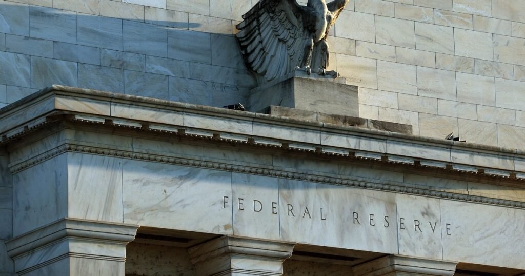 Federal Reserve decide manter juros inalterados entre 3,50% e 3,75%