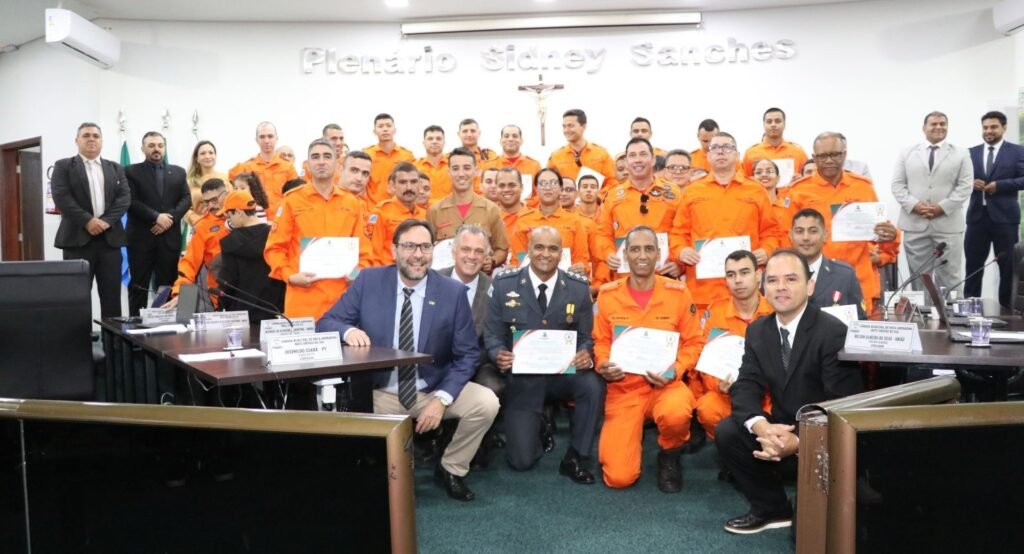Câmara de Nova Andradina presta homenagens ao Corpo de Bombeiros