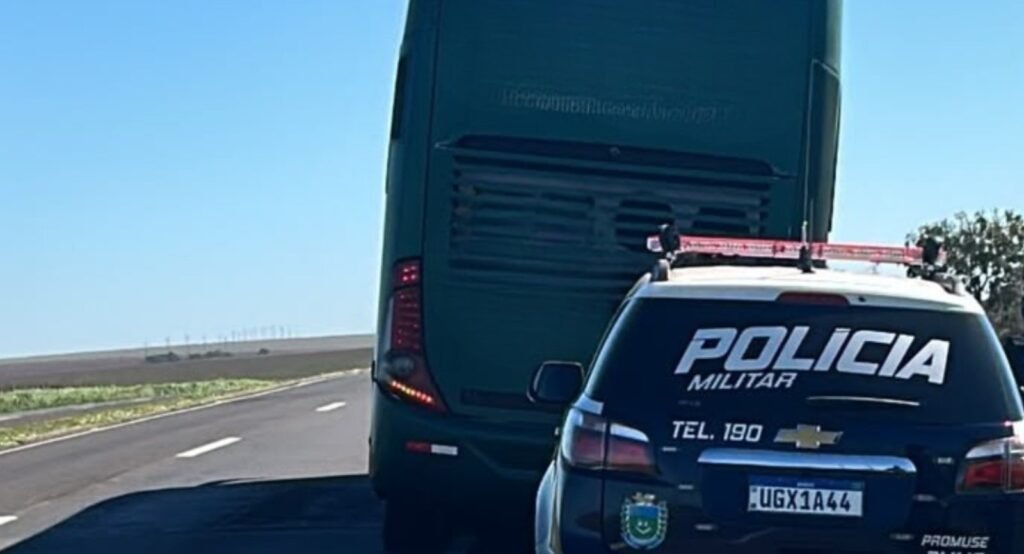 Homem é detido em ônibus durante operação policial em São Gabriel D’Oeste