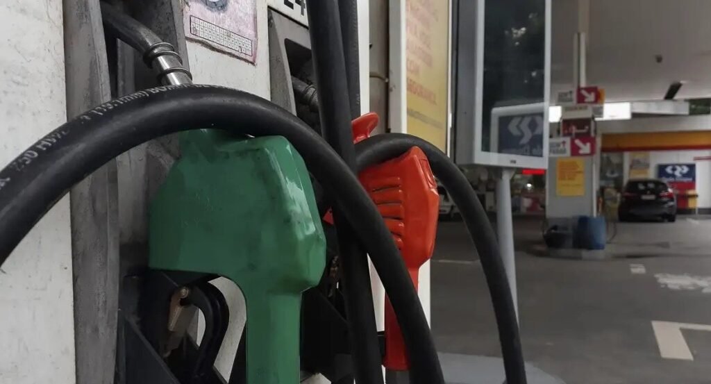 Ministro afirma que gasolina com 32% de etanol terá redução de R$ 0,03 no preço