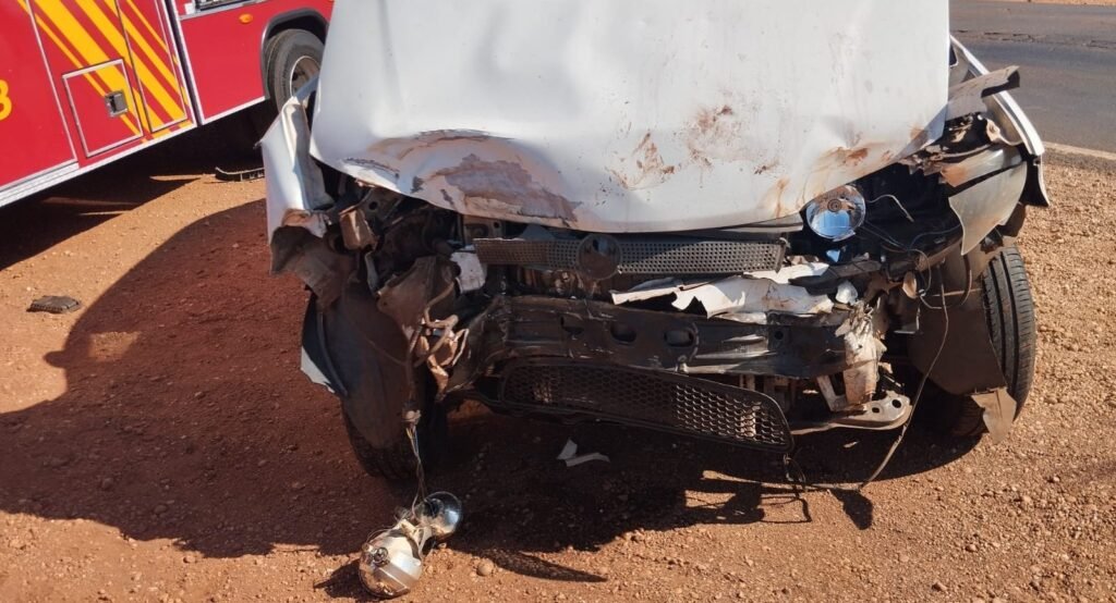 Acidente entre carro e caminhão-pipa deixa mulher ferida na BR-376 em Ivinhema