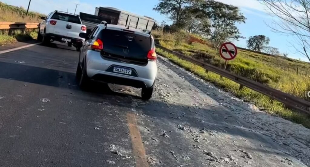Acidente com carreta provoca derrapagem em rodovia MS-395