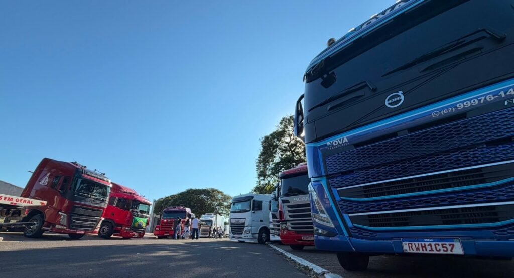 Celebrações do Dia do Motorista em Nova Andradina reúnem centenas de caminhões