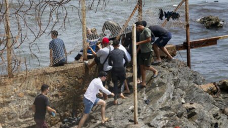 Crescimento da migração em Ceuta leva Itália e França a reforçar fronteiras