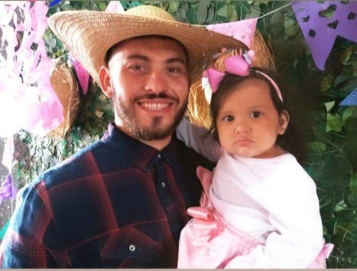 Menina de 7 anos se despede do pai, soldado da PM, em Corumbá