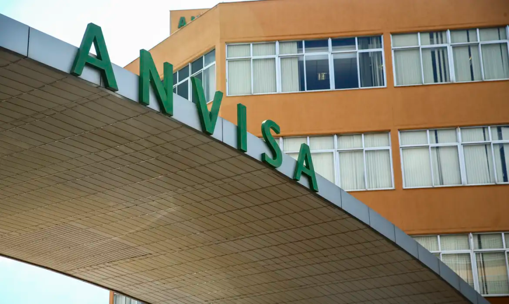 Anvisa veta suplementos e medicamentos de cinco fabricantes por irregularidades