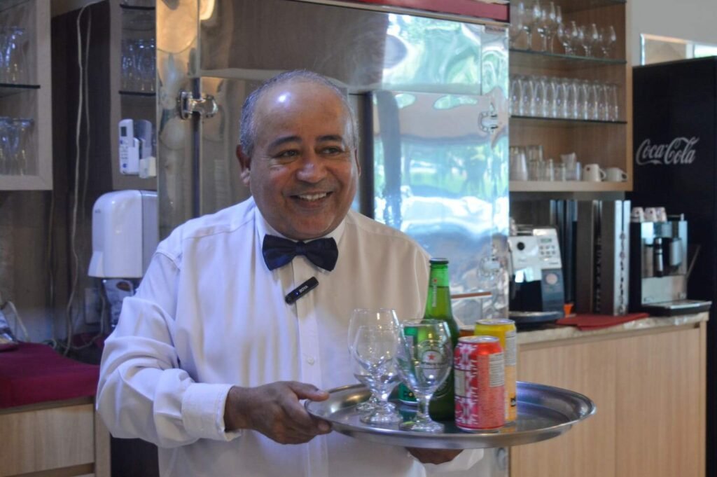 Da graxa à bandeja: a trajetória de um garçom que se tornou ícone em Campo Grande